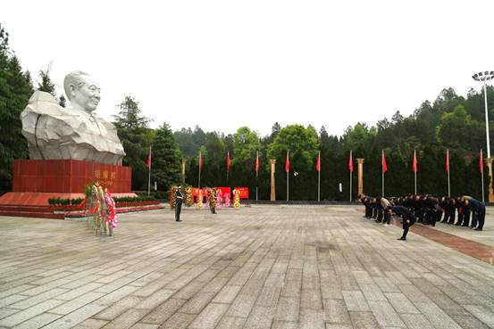 说明: 敬献花篮