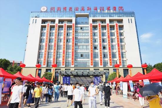 说明: 学院全景