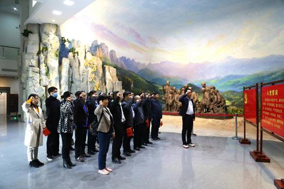 说明: 重温入党誓词